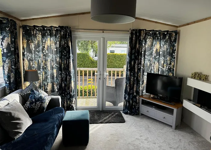 A & C Lodge Plot 41 - Hot Tub - 1 Double Bedroom- 1 Twin Room 2 Bathrooms 4 Pm Check In No Commercial Vans - Plot 41 Check In 4 Pm