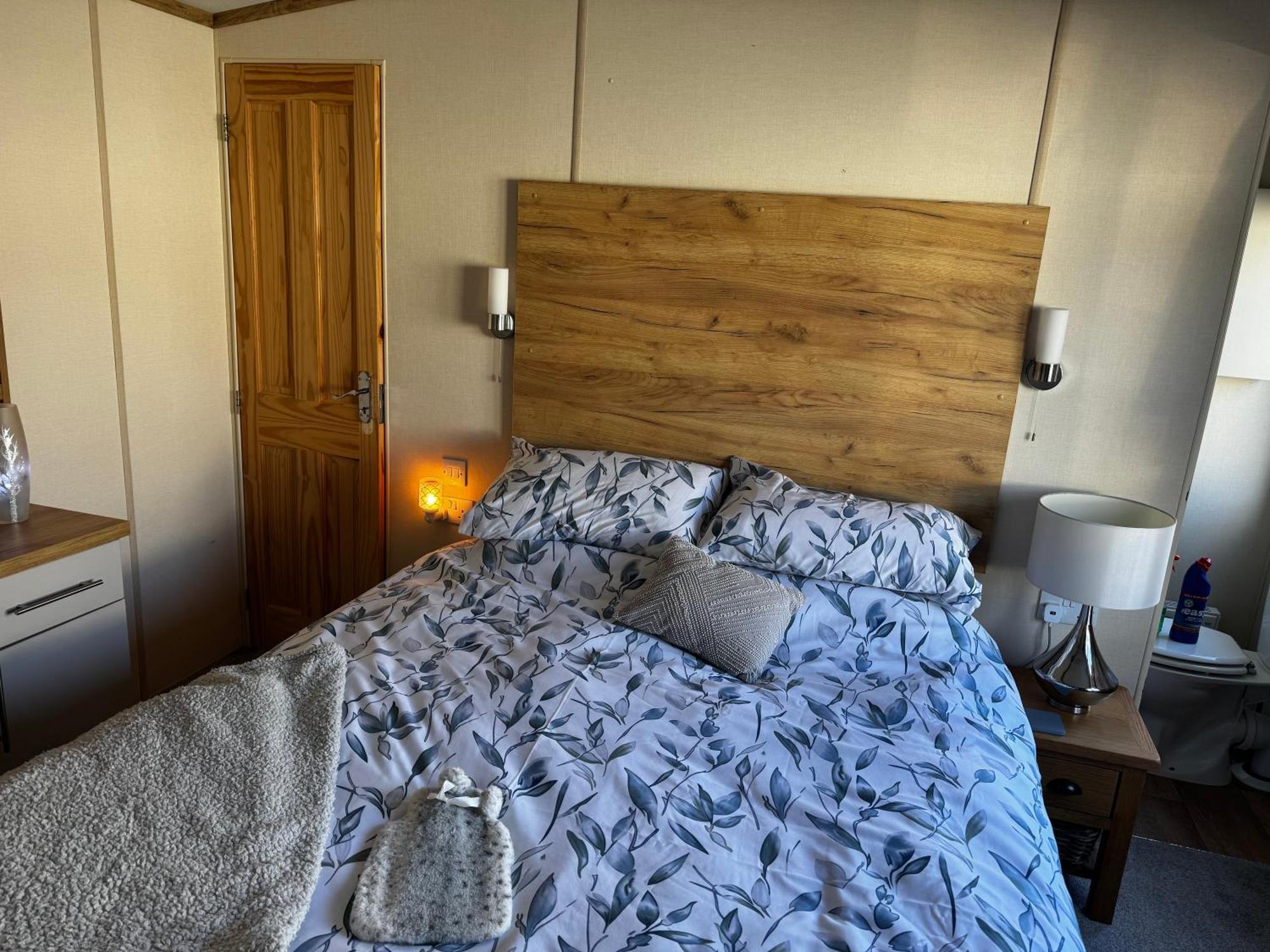 A & C Plot 41 - Hot Tub - 1 Double Bedroom- 1 Twin 2 Bathrooms 4 Pm Check In No Commercial Vans - Plot 41 Check In 4 Pm Campsite