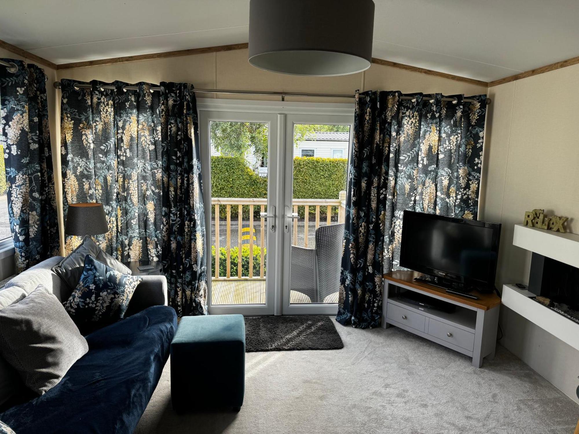 A & C Plot 41 - Hot Tub - 1 Double Bedroom- 1 Twin 2 Bathrooms 4 Pm Check In No Commercial Vans - Plot 41 Check In 4 Pm * High Hesket