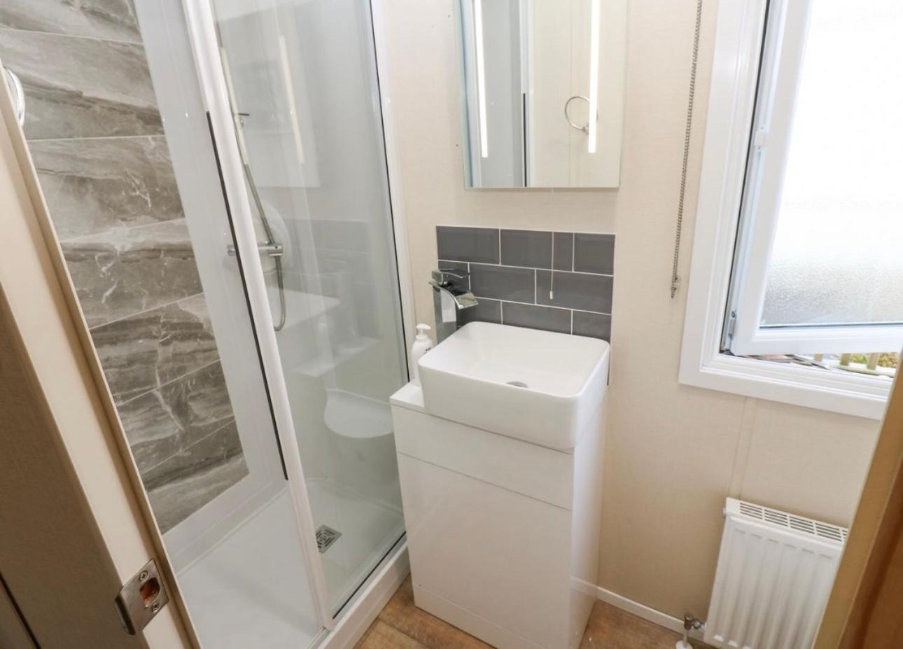 A & C Plot 41 - Hot Tub - 1 Double Bedroom- 1 Twin 2 Bathrooms 4 Pm Check In No Commercial Vans - Plot 41 Check In 4 Pm