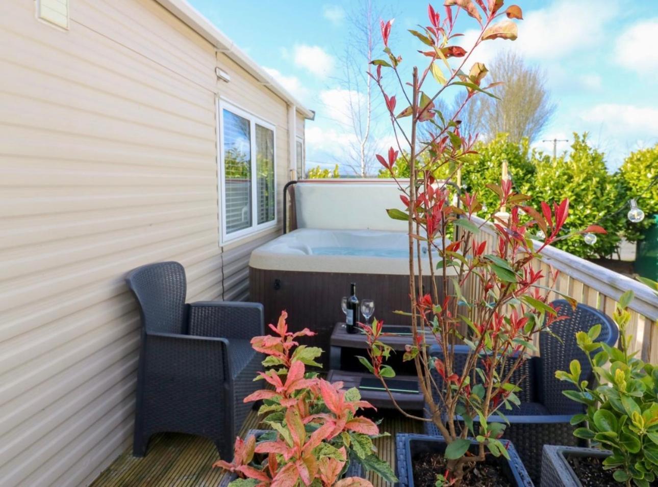 Campsite A & C Plot 41 - Hot Tub - 1 Double Bedroom- 1 Twin 2 Bathrooms 4 Pm Check In No Commercial Vans - Plot 41 Check In 4 Pm