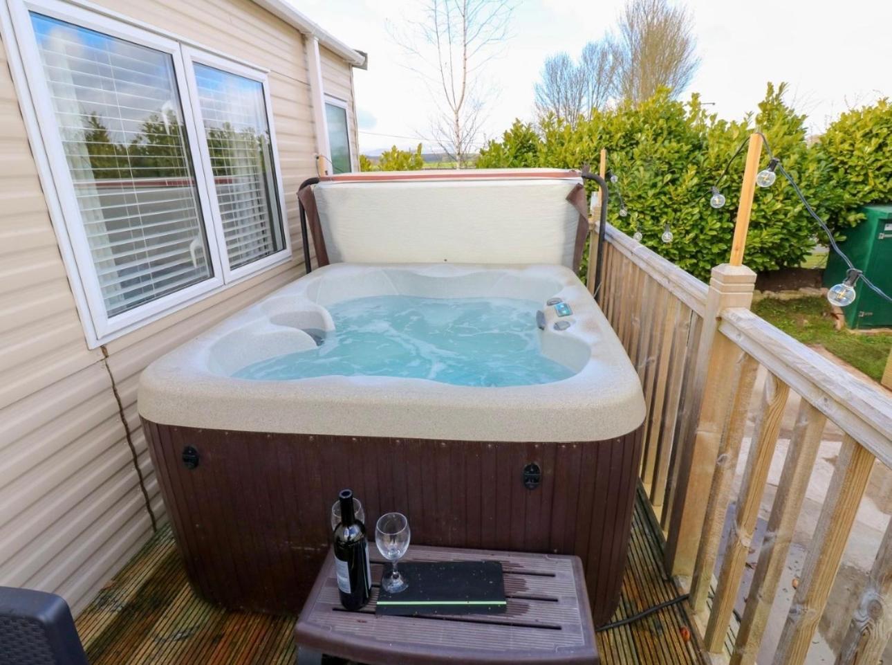 A & C Plot 41 - Hot Tub - 1 Double Bedroom- 1 Twin 2 Bathrooms 4 Pm Check In No Commercial Vans - Plot 41 Check In 4 Pm *